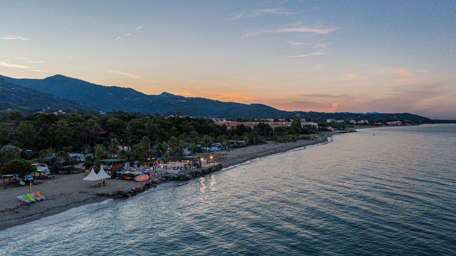 Camping Corse bord de mer photographie aérienne sur les montagnes et la mer du camping Merendella