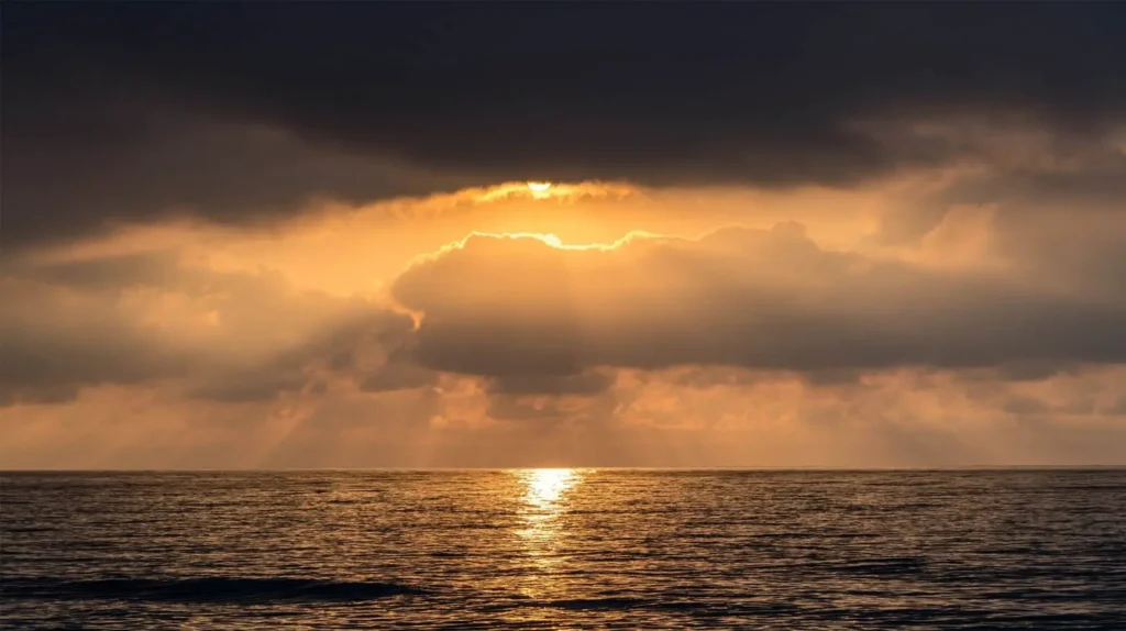 Coucher de soleil doré sur la mer depuis la côte corse