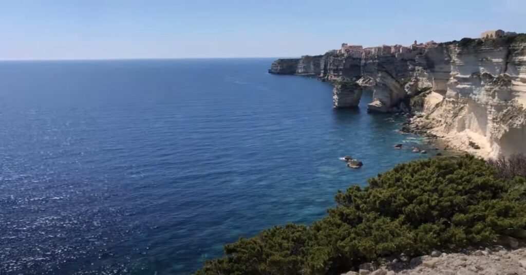 falaises-majestueuses-de-bonifacio-avec-la-mer-bleu Photo des falaises de Bonifacio en Corse, contrastant avec la mer, créant une magnifique scène naturelle et historique.