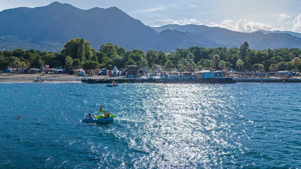 Meilleurs campings en Corse au bord de mer : Vivez une immersion entre nature et sérénité !