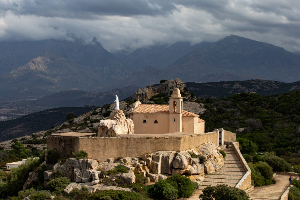 vue-panoramique-de-notre-dame-de-la-serra-en-corse Vue imprenable sur la chapelle de Notre-Dame de la Serra en Corse, entourée de nature et offrant un lieu de paix et contemplation.