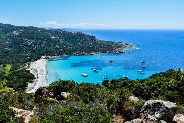 vue-panoramique-de-la-plage-de-propriano Cette photographie illustre la beauté naturelle de Propriano, avec sa plage dorée et ses eaux turquoise scintillantes, évoquant des vacances parfaites et une évasion ensoleillée, attirant les amoureux de la nature et les passionnés de mer.