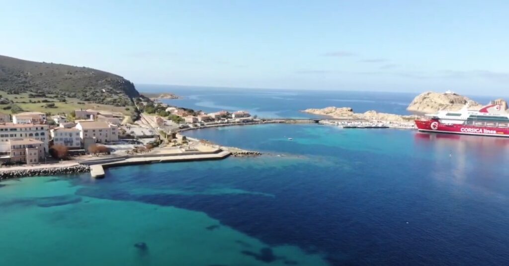 vue-aerienne-de-port-de-lile-rousse-en-corse Vue aérienne captivante du port pittoresque de l'Ile Rousse en Corse, entouré par des eaux cristallines et des collines verdoyantes, révélant une harmonie parfaite entre nature et architecture.