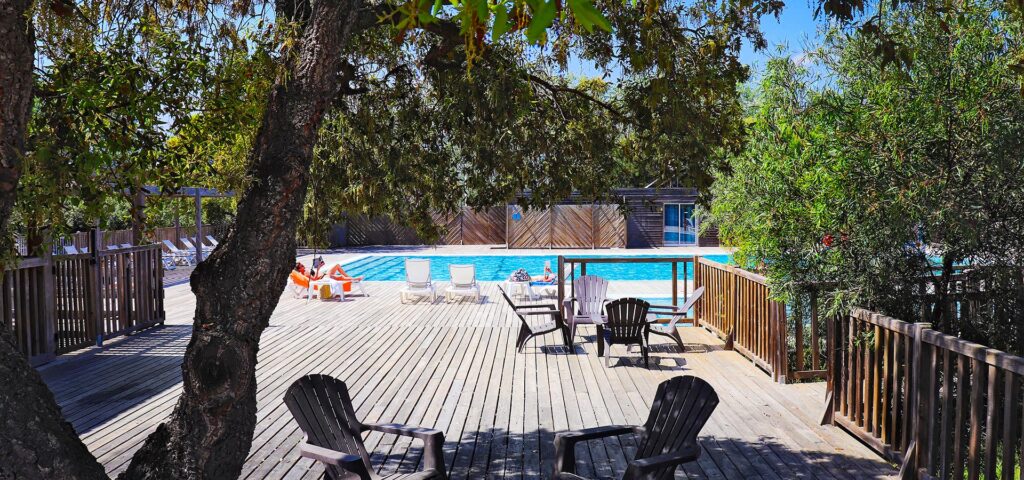 camping-san-damiano-piscine-solarium-farniente-vegetation Camping San Damiano, photographie de leur piscine en pleine végétation