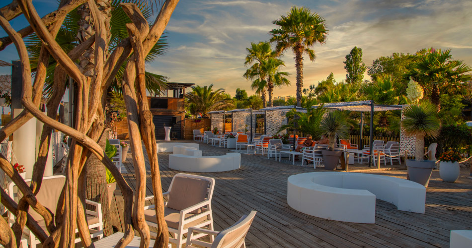 camping_merendella_resort_detente_palmiers_terrasse_ensoleillee