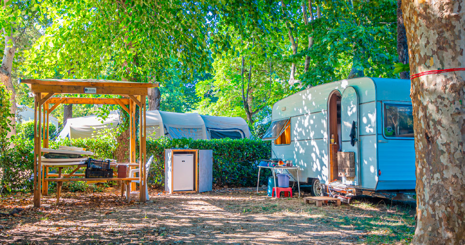 camping_nature_caravane_ombre_environnement_serein