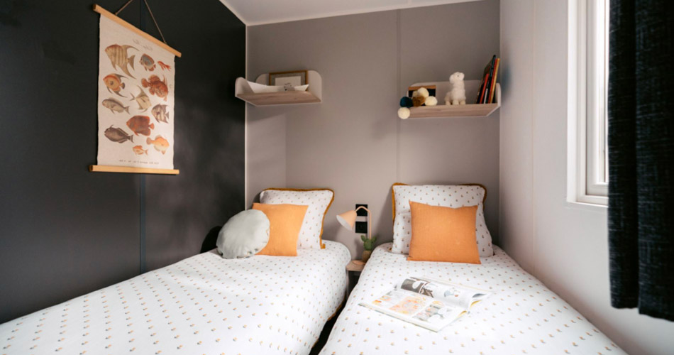 chambre_confortable_deux_lits_deco_moderniste_picturesque