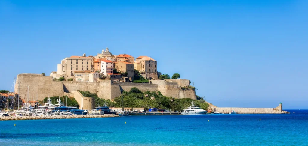 la-citadelle-de-calvi Cette image capture la magnificence de la citadelle de Calvi en Corse, dominant une mer turquoise et fusionnant histoire et nature dans un cadre idyllique.
