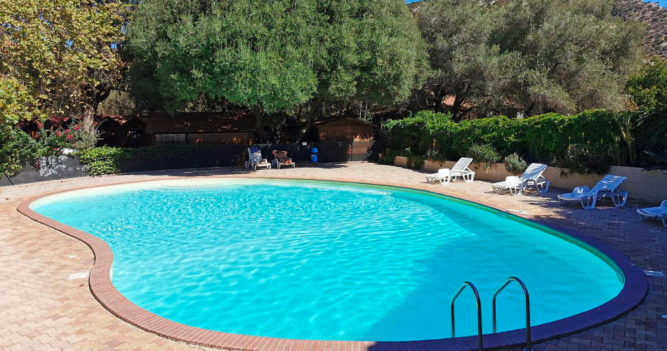 piscine_oceanique_et_jardin_ensoleille_escapade_repos