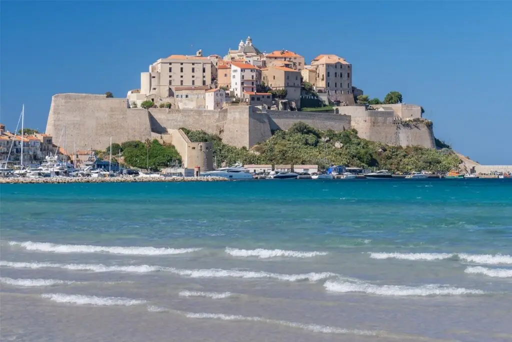 Citadelle de Calvi vue depuis la mer, en Balagne