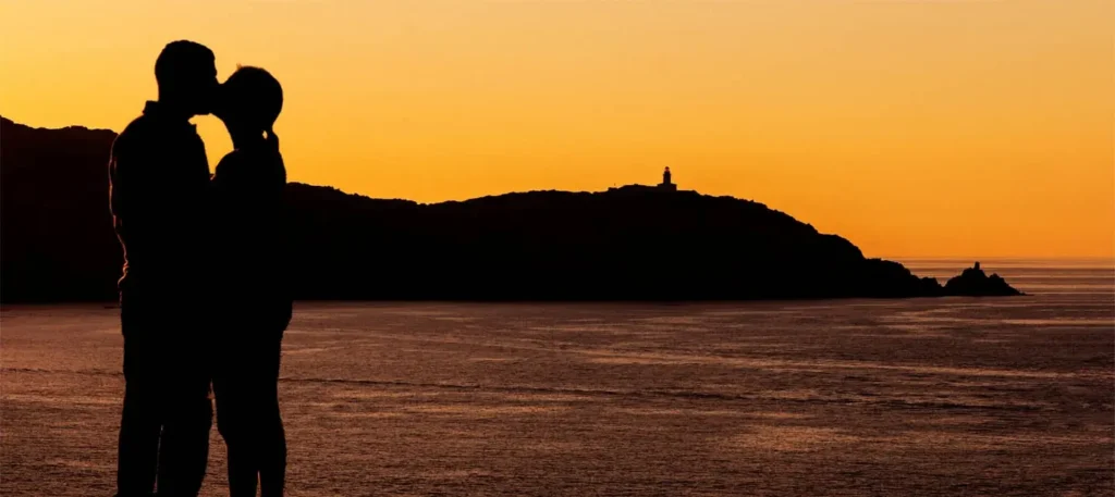 quelle-partie-de-la-corse-est-la-plus-adaptee-aux-couples2 Silhouette d'un couple s'embrassant au coucher du soleil en Corse