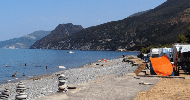 vue-mer-Camping-pres-de-Bastia-a-Stella-a-Patrimonio Camping Corse bord de mer à Bastia, photographie du Camping A Stella avec une belle vue sur la mer et sur les montagnes