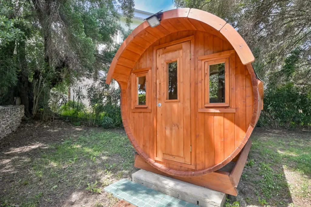 Hébergement insolite en forme de tonneau au Camping d’Olzo Cabane en forme de tonneau dans le parc arboré du Camping d’Olzo à Saint-Florent.