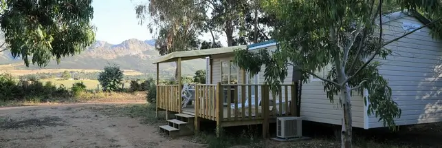 Camping Paradella à Calvi Photographie d'un logement du camping Paradella à proximité de Calvi et vue sur les montagnes