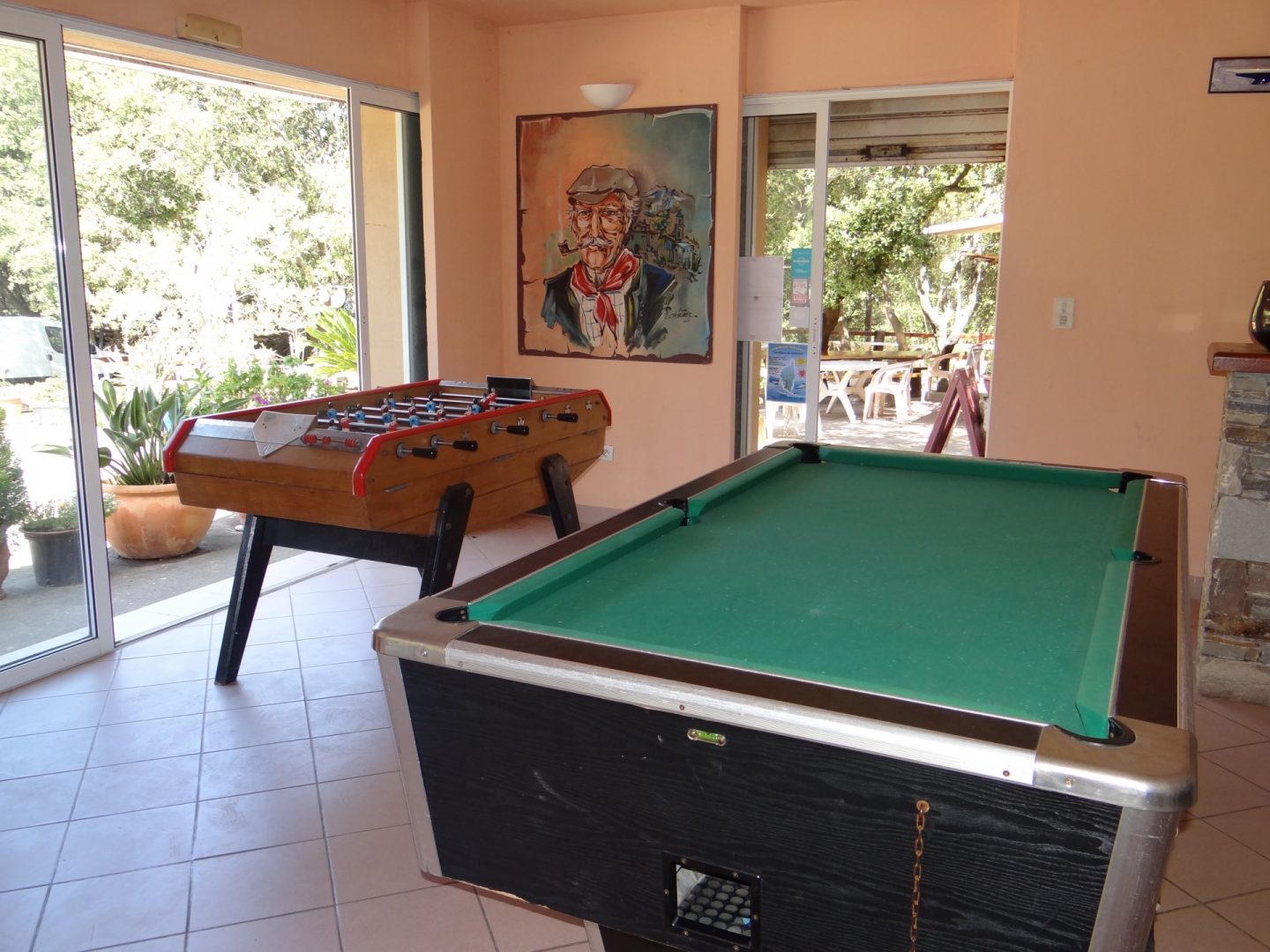 Salle de jeux du Camping A Stella avec billard et baby-foot