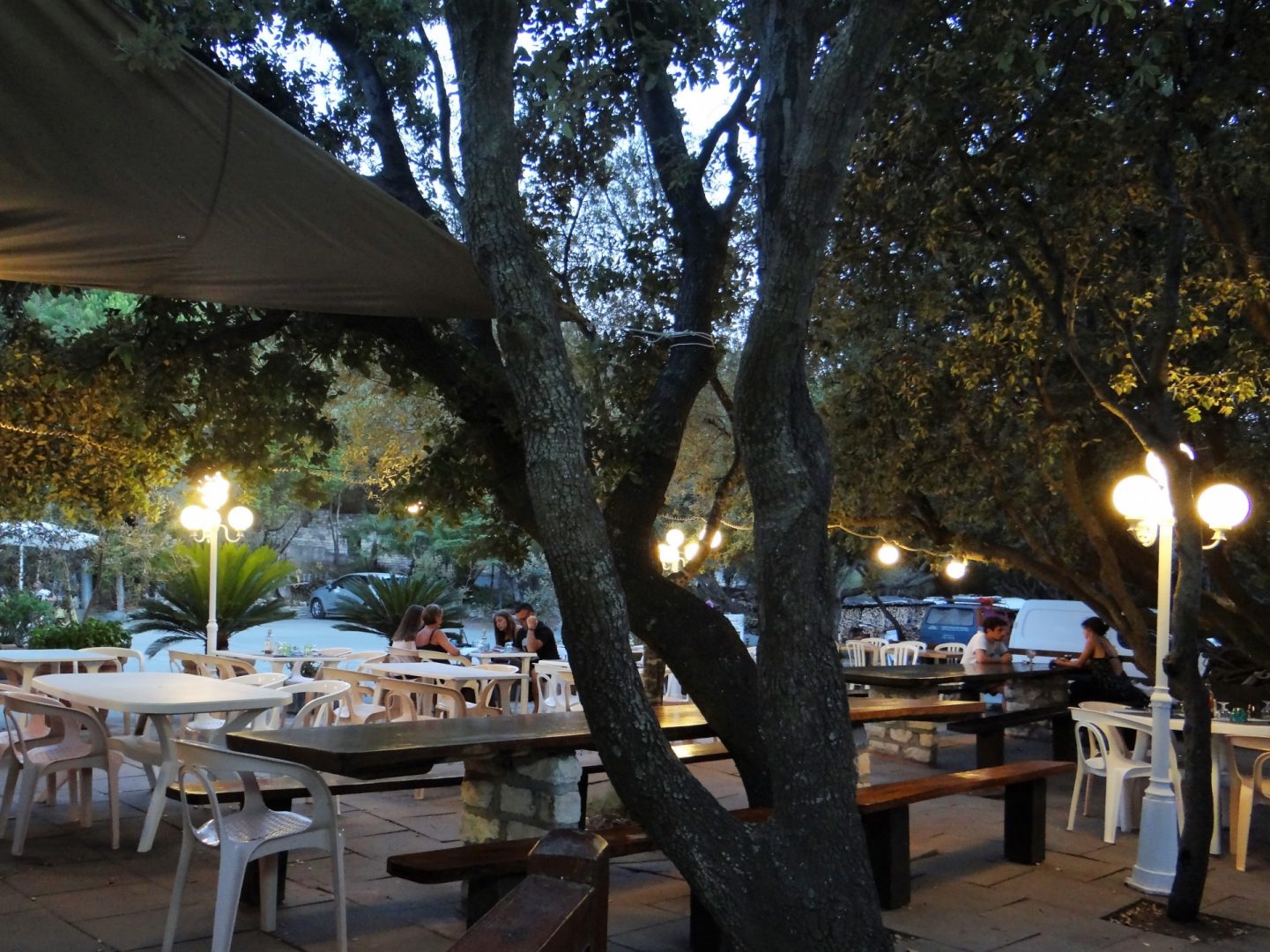 Terrasse ombragée du restaurant du Camping A Stella en Corse