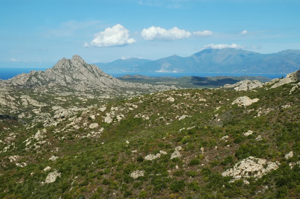 Excursion en Corse dans le désert des Agriates Vue panoramique sur les paysages arides et montagneux du désert des Agriates en Haute-Corse.