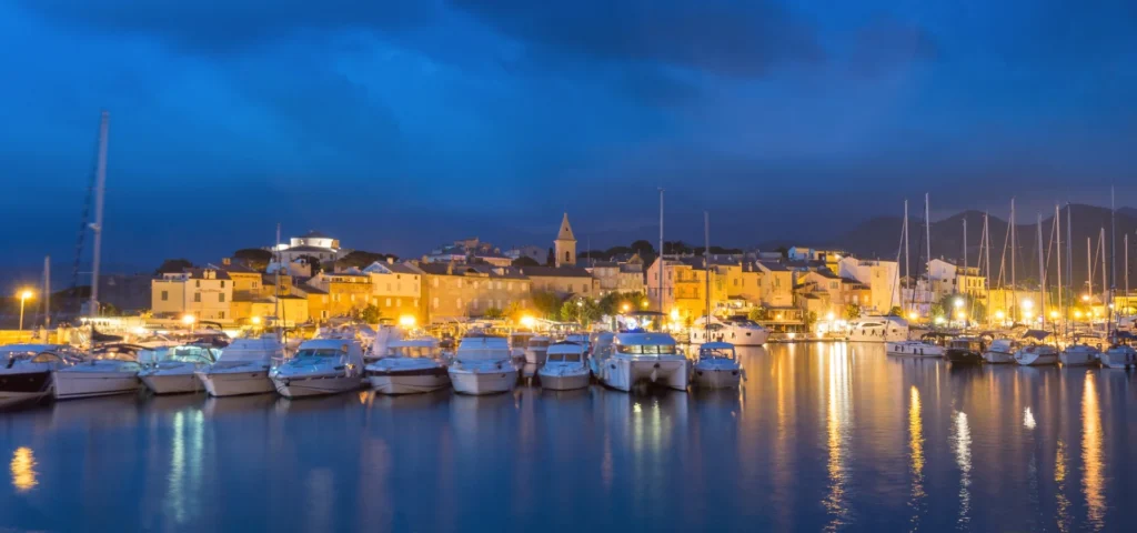 La vieille ville de Saint-Florent en haute Corse Port de plaisance de Saint-Florent illuminé à la tombée de la nuit.