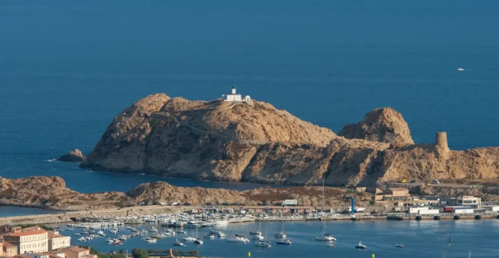 Phare de l’Île Rousse – Symbole du nord de la Corse depuis votre camping corse bord de mer Vue aérienne du phare de l’Île Rousse dominant la Méditerranée, proche d’un camping corse bord de mer à l'île rousse