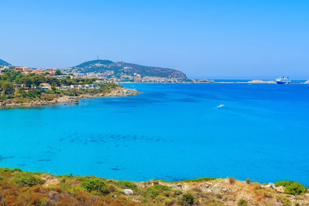 Plage de l’Île Rousse – Détente et nature depuis votre camping corse bord de mer Baie turquoise et sable doré de la plage de l’Île Rousse en Haute-Corse.
