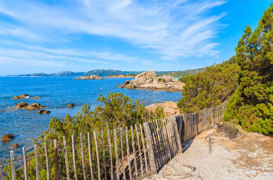 Randonnées, plages secrètes et visites incontournables près des campings en Corse