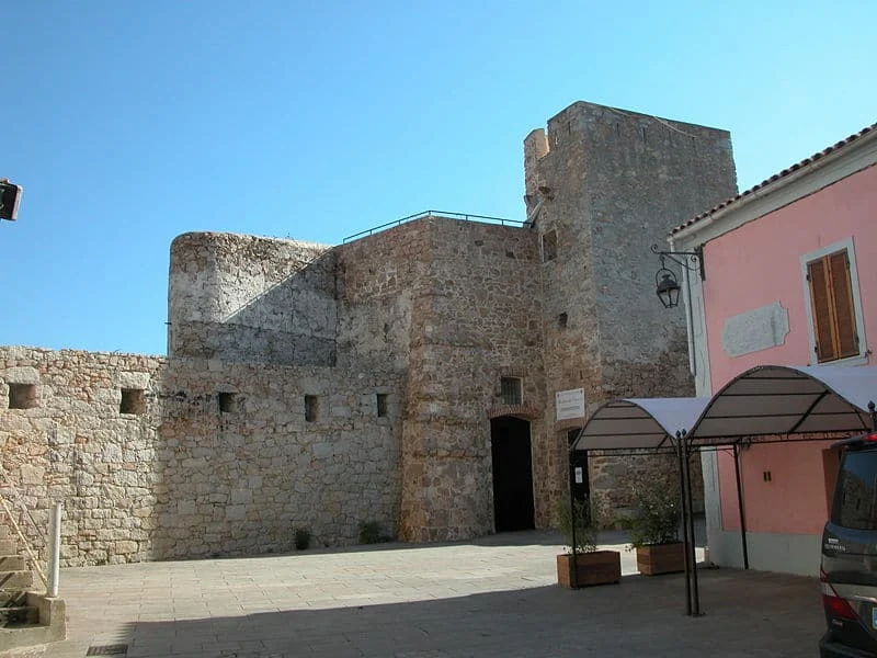 Vue des remparts en pierre de la Citadelle de Porto-Vecchio sous un ciel bleu, Corse-du-Sud.