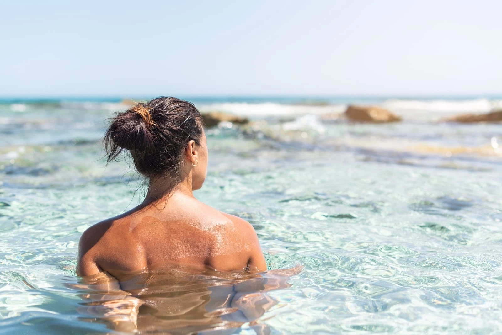 baigner-nue-eau-turquoise-en-corse-naturisme
