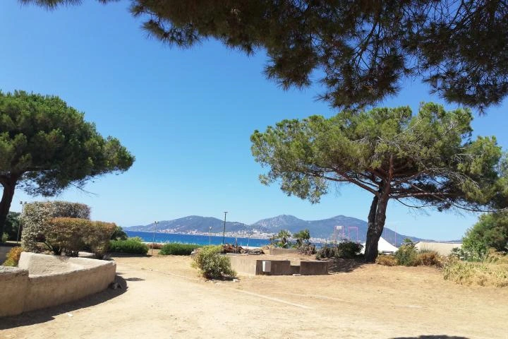camping-village-vacances-ccas-marinca-ajaccio Parc arboré de pins parasols au camping Marinca avec vue sur les montagnes et la baie d'Olmeto en Corse-du-Sud.