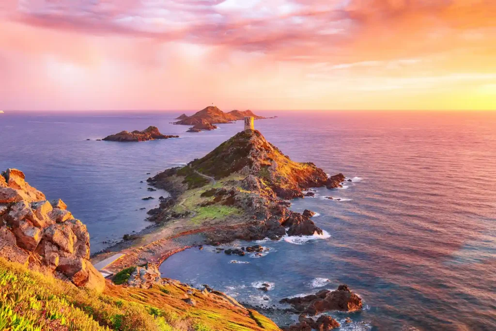 Iles Sanguinaires du Grand Ajaccio Coucher de soleil flamboyant sur la tour génoise de la pointe de la Parata et l'archipel des îles Sanguinaires en Corse.