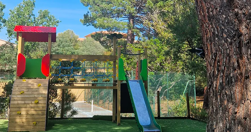 Aire de jeux pour enfants au Camping U Pinarellu en Corse du Sud