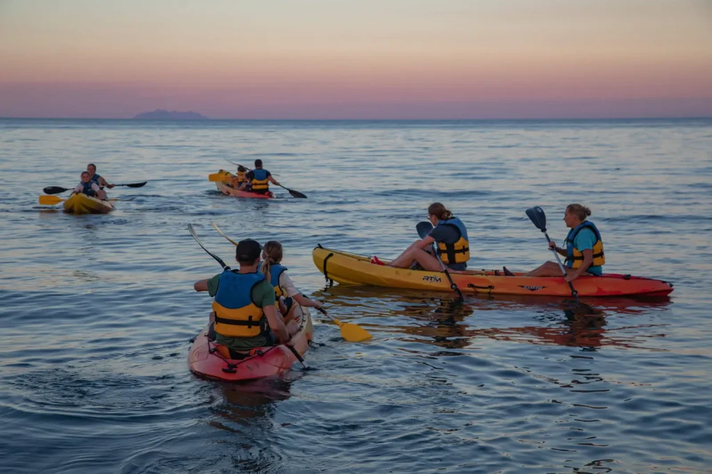 Kayak au coucher de soleil en Corse