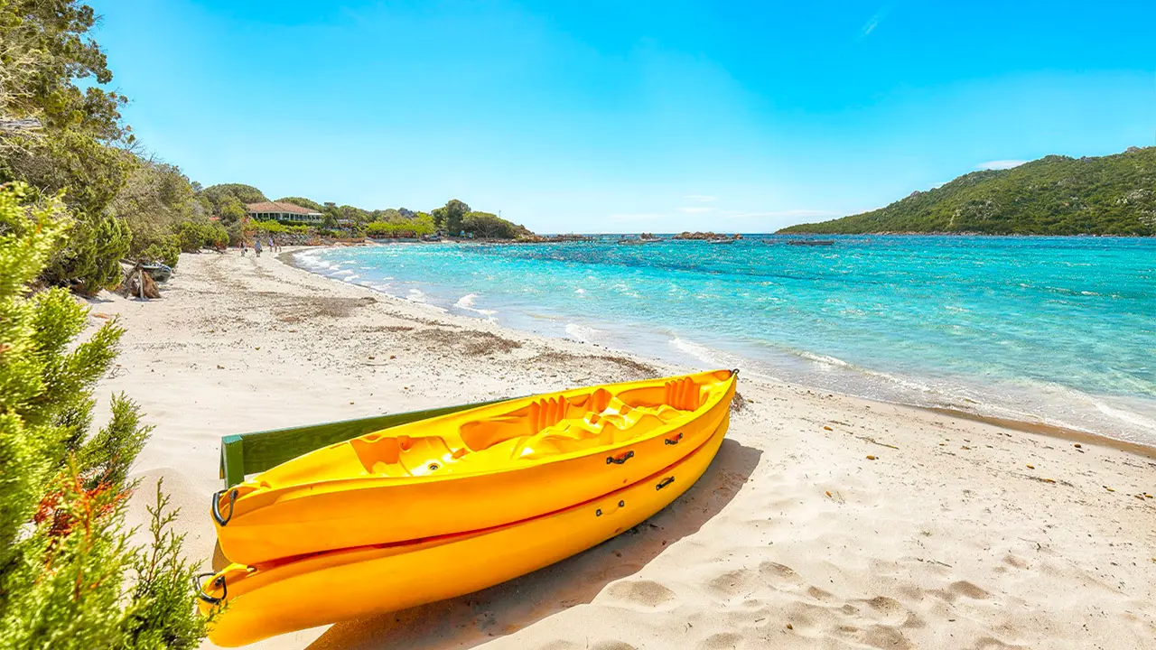 Kayak sur la plage de Pinarello près du Camping U Pinarellu en Corse