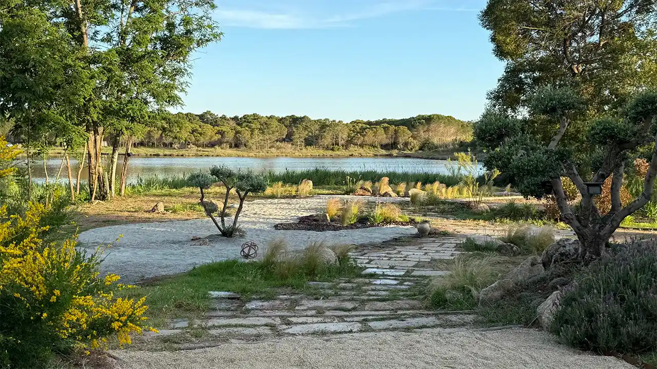 Parc paysager du Camping U Pinarellu avec vue sur la nature corse