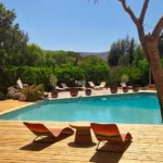 Piscine avec terrasse en bois au Camping U Pinarellu près de Porto-Vecchio
