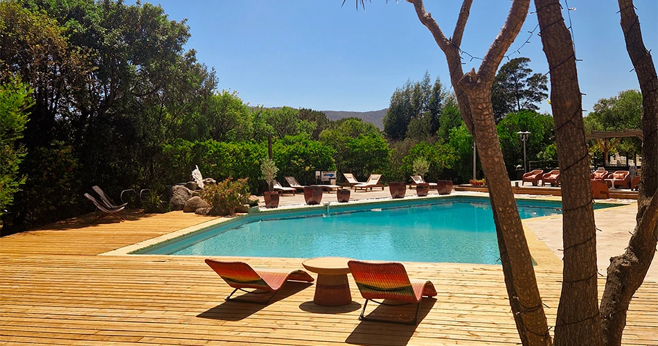 Piscine avec terrasse en bois au Camping U Pinarellu près de Porto-Vecchio