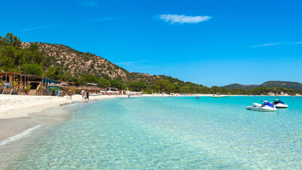 Plage aux eaux turquoise près du Camping U Pinarellu en Corse du Sud