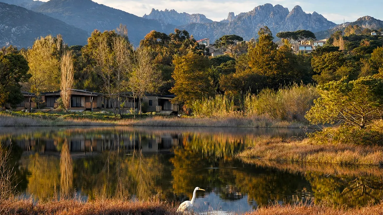 Paysage naturel avec étang et montagnes près du Camping U Pinarellu en Corse