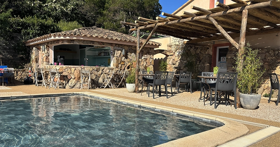Bar au bord des piscines au Camping U Pirellu