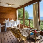 Terrasse avec vue mer dans un chalet au Camping U Pirellu