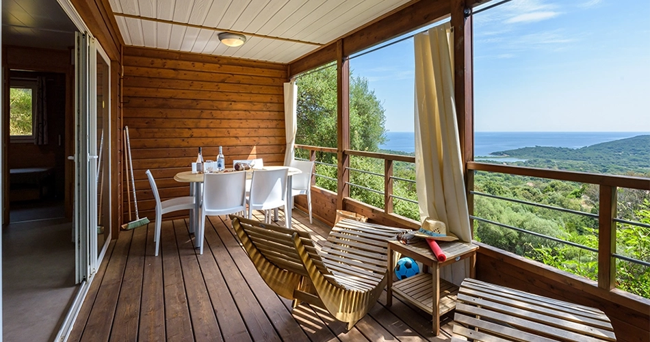 Terrasse avec vue mer dans un chalet au Camping U Pirellu