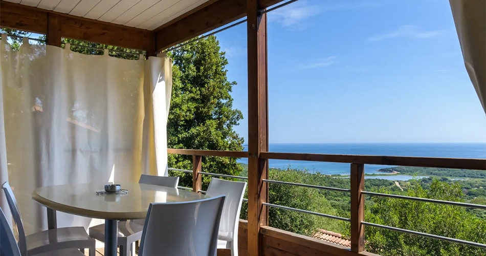 Terrasse avec vue mer dans un chalet au Camping U Pirellu