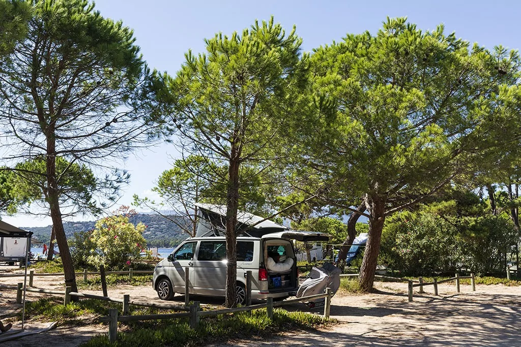emplacement-de-camping-golf-di-sogno Emplacement de camping car au Golfo di Sogno à Porto-Vecchio les pieds dans l'eau