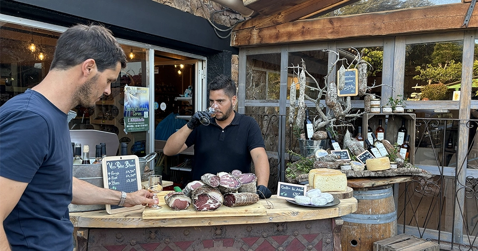 Epicerie avec produits corses au Camping U Pirellu
