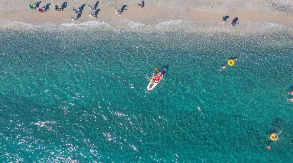 plage_aquatique_activites_sable_ete_famille_loisir